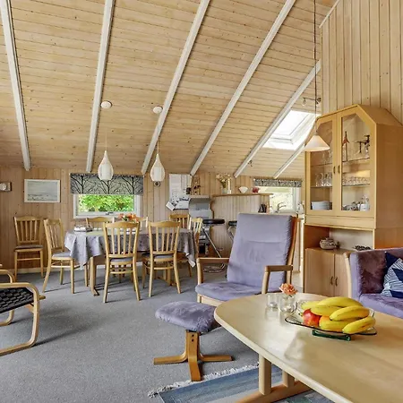 3 Bedroom Beautiful In Hejls