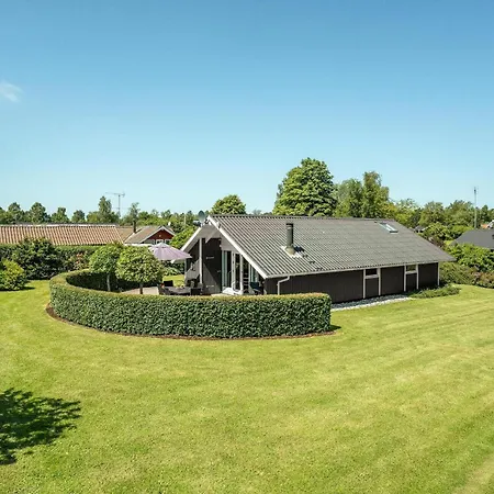 3 Bedroom Beautiful In Σπίτι διακοπών *