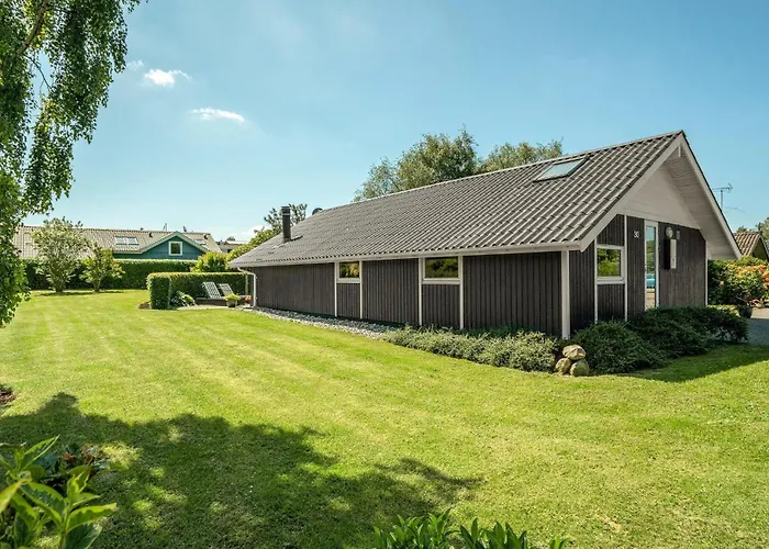 Holiday home 3 Bedroom Beautiful In Hejls